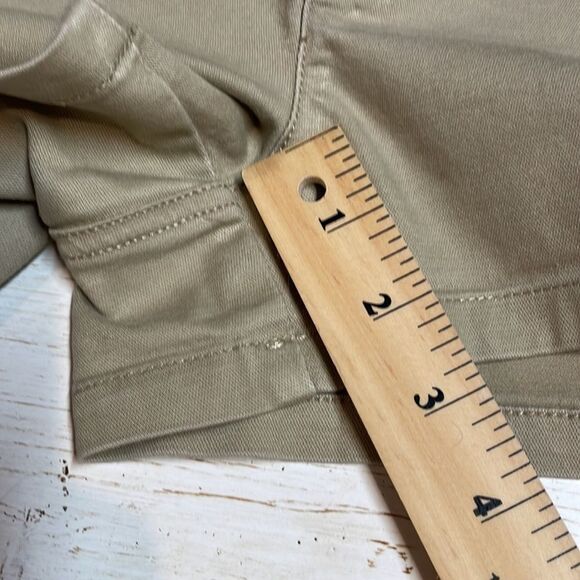 College classics khaki color Michigan State Spartans shorts. Size 5. - Picture 10 of 10